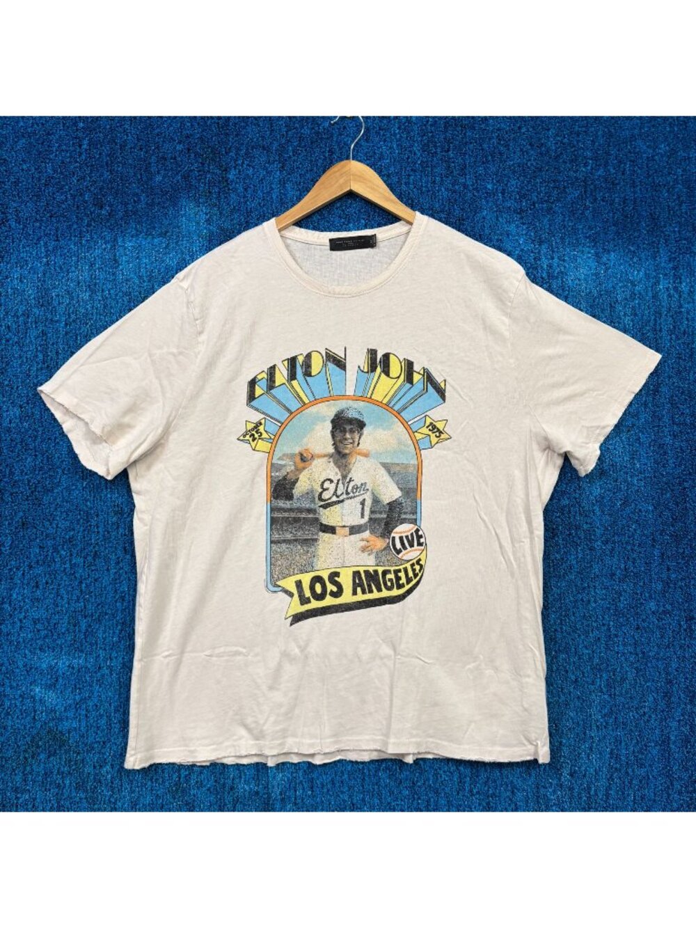 Elton John Rocket Man Plays the Hits Los Angeles Live 1975 Graphic T-Shirt Size
